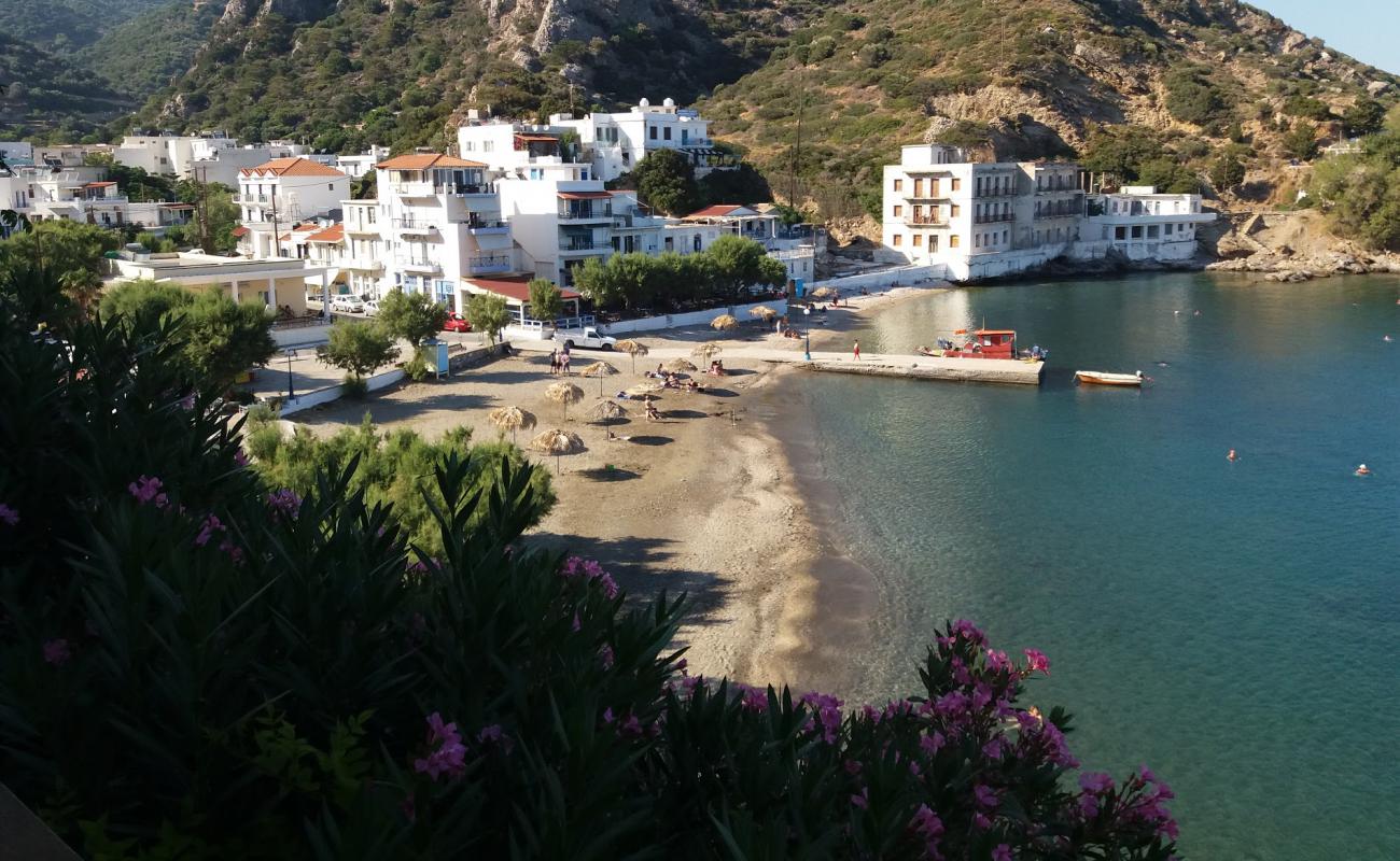 Paralia Therma'in fotoğrafı kahverengi kum yüzey ile