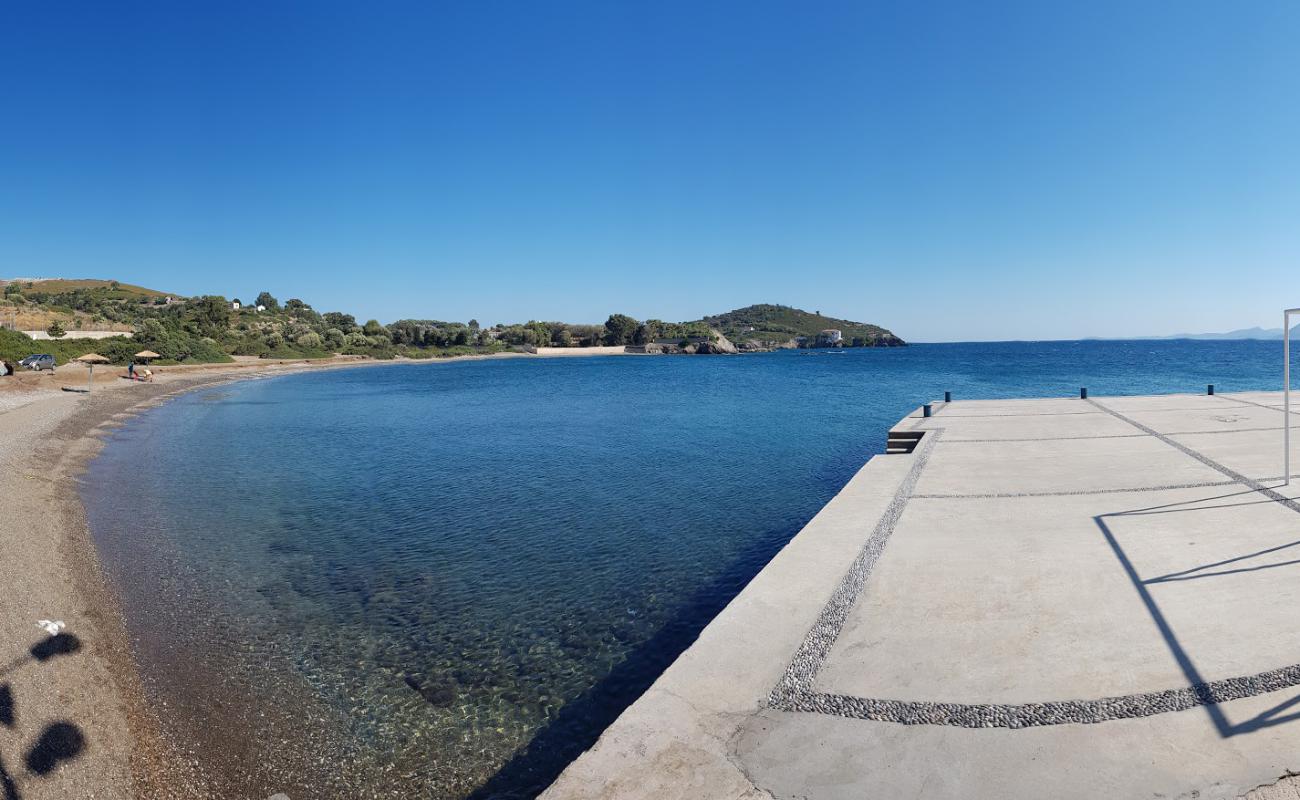 Fokia beach'in fotoğrafı kahverengi kum yüzey ile