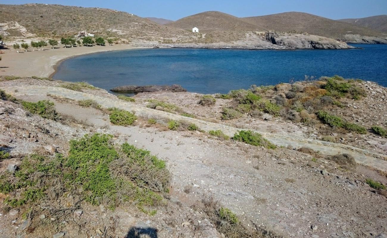 Psara beach'in fotoğrafı kahverengi kum yüzey ile