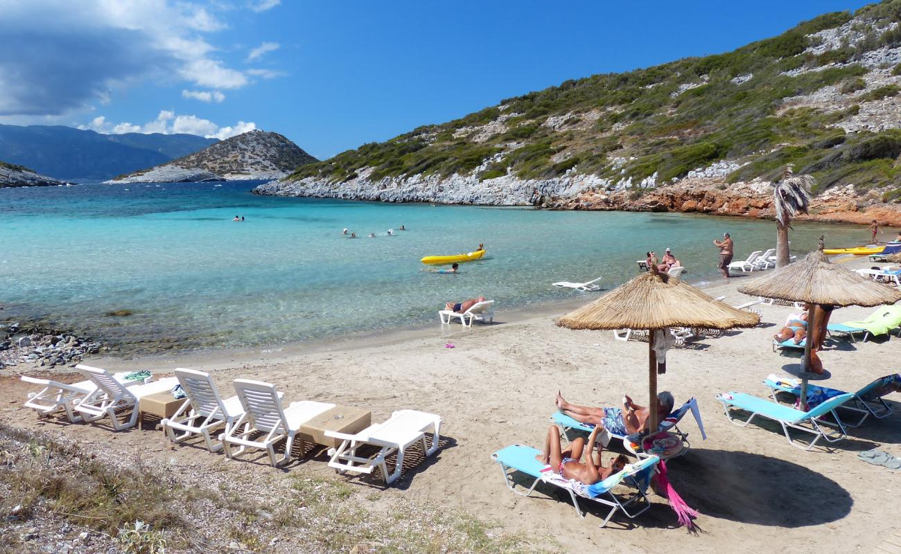 Livadaki beach'in fotoğrafı kahverengi kum yüzey ile