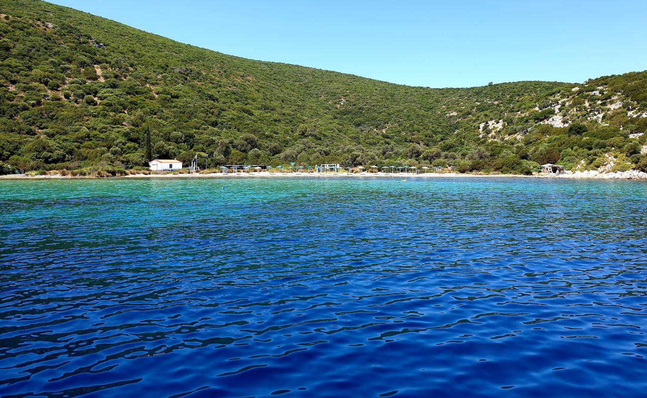 Megali Lakka'in fotoğrafı kahverengi kum yüzey ile