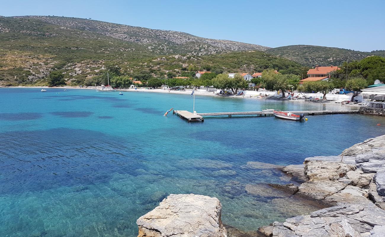 Vathi beach'in fotoğrafı hafif çakıl yüzey ile