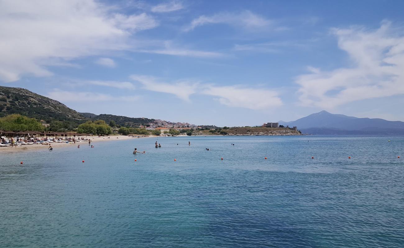Paralia Pithagorio'in fotoğrafı bej kum ve çakıl yüzey ile
