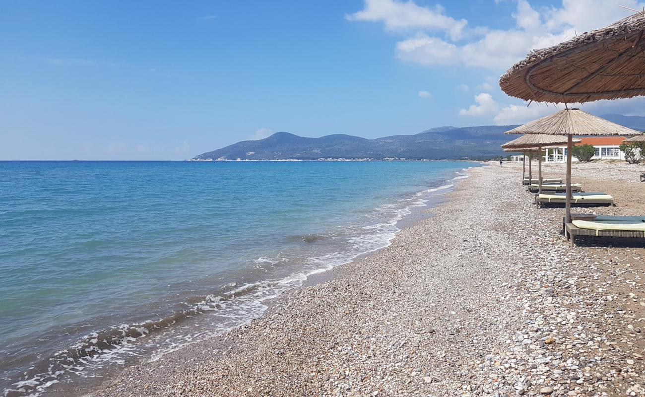 Paralia Potokaki'in fotoğrafı bej kum ve çakıl yüzey ile