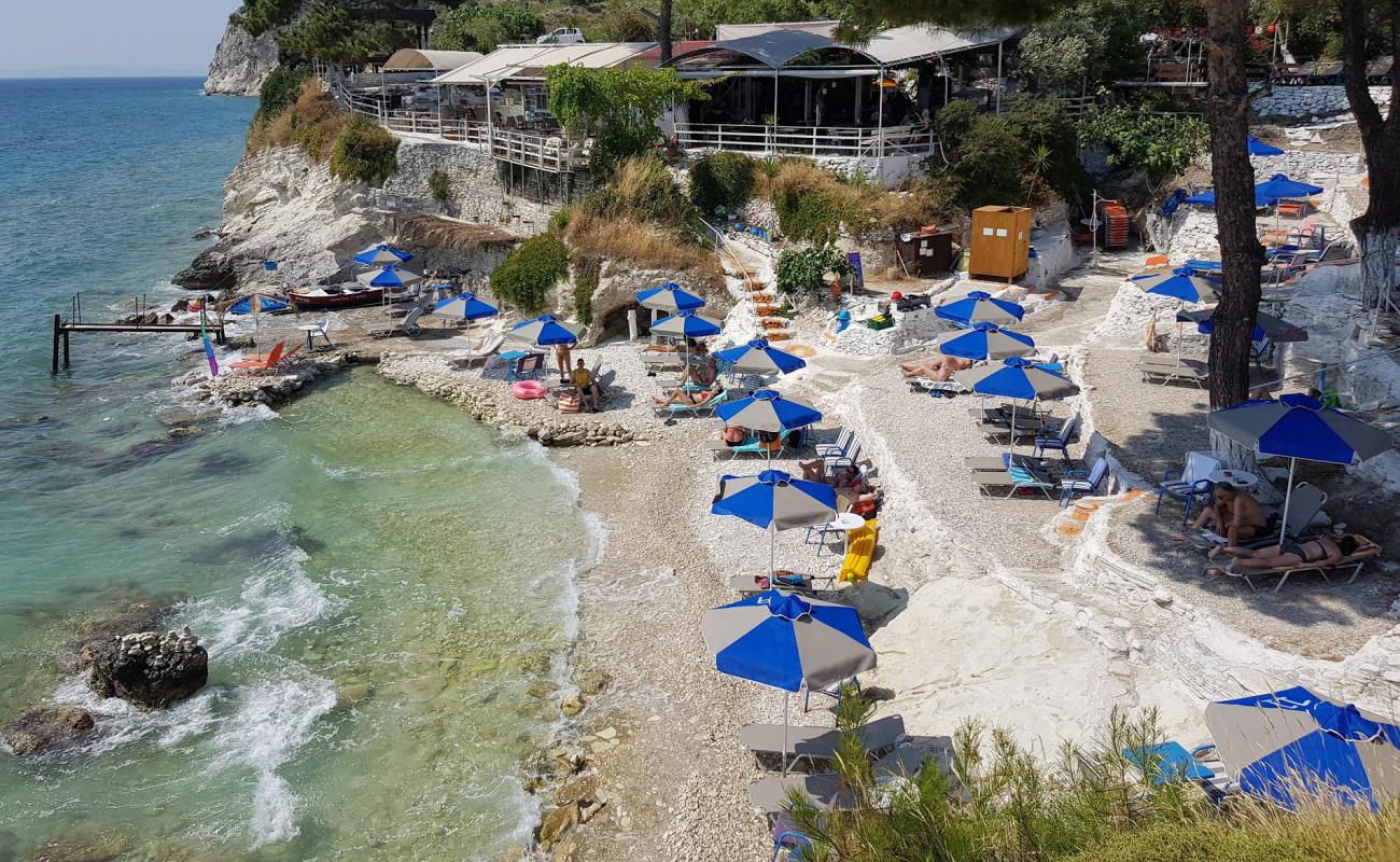 Pappa beach'in fotoğrafı beyaz çakıl taş yüzey ile