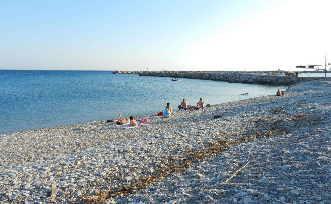 Ormos beach'in fotoğrafı bej çakıl yüzey ile