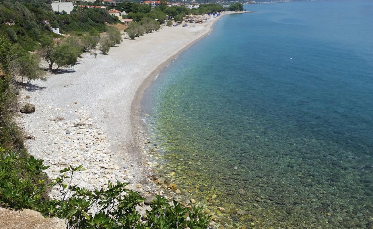 Paralia Votsalakia'in fotoğrafı siyah kum ve çakıllar yüzey ile