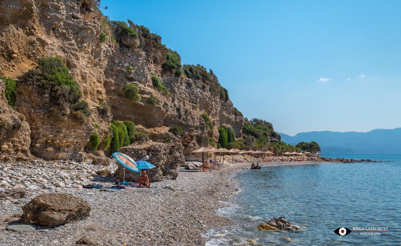 Fournaki beach'in fotoğrafı kahverengi çakıl yüzey ile