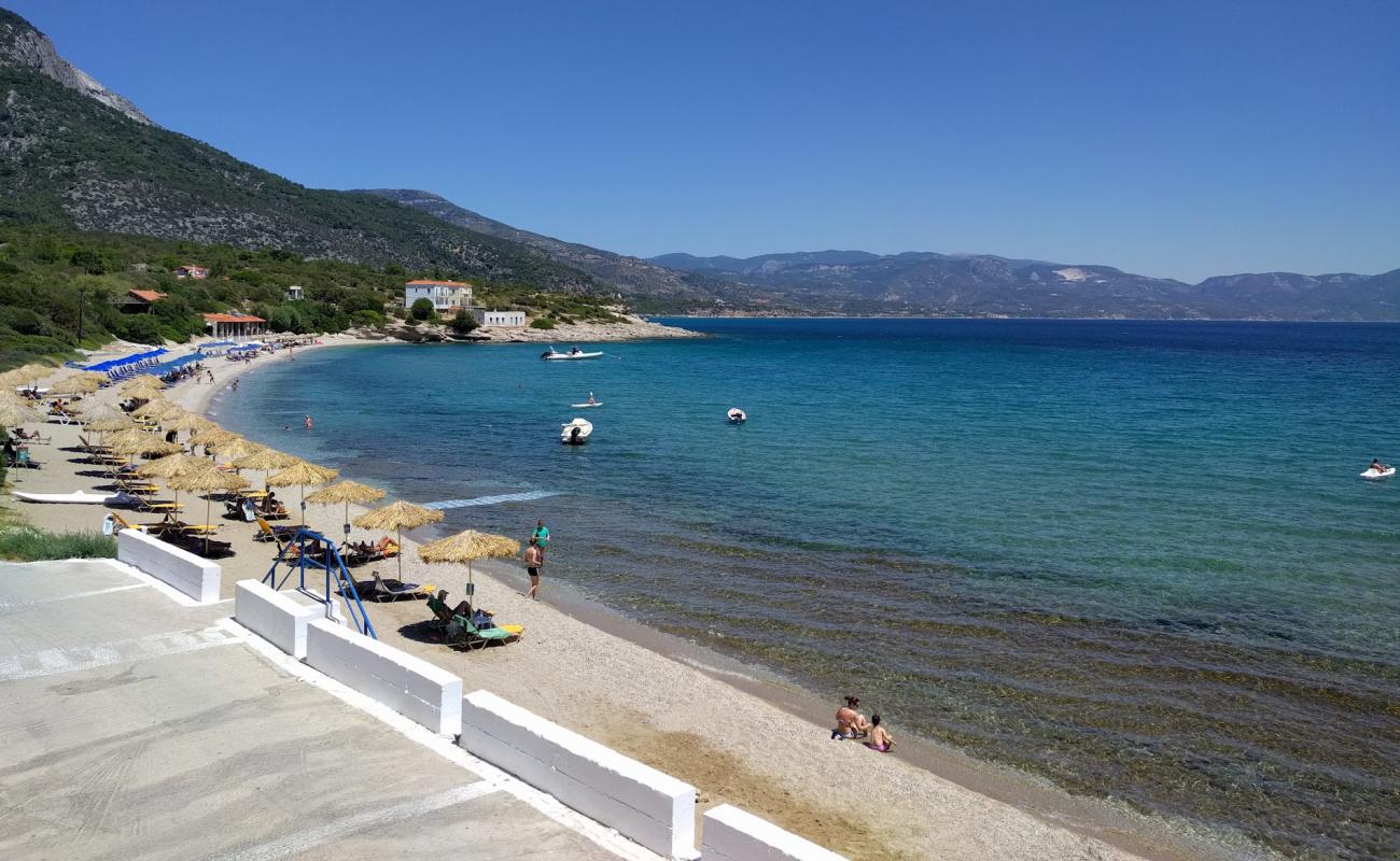 Limnionas beach'in fotoğrafı küçük bej çakıl yüzey ile