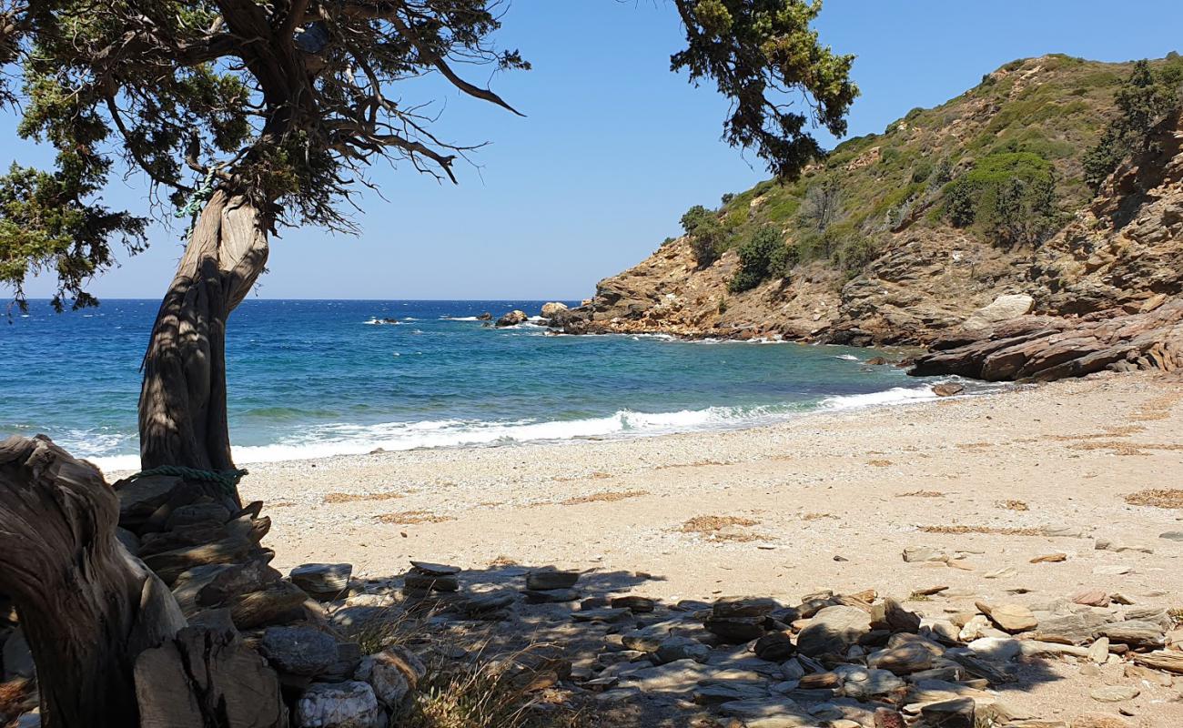 Kedros beach'in fotoğrafı bej kum ve çakıl yüzey ile