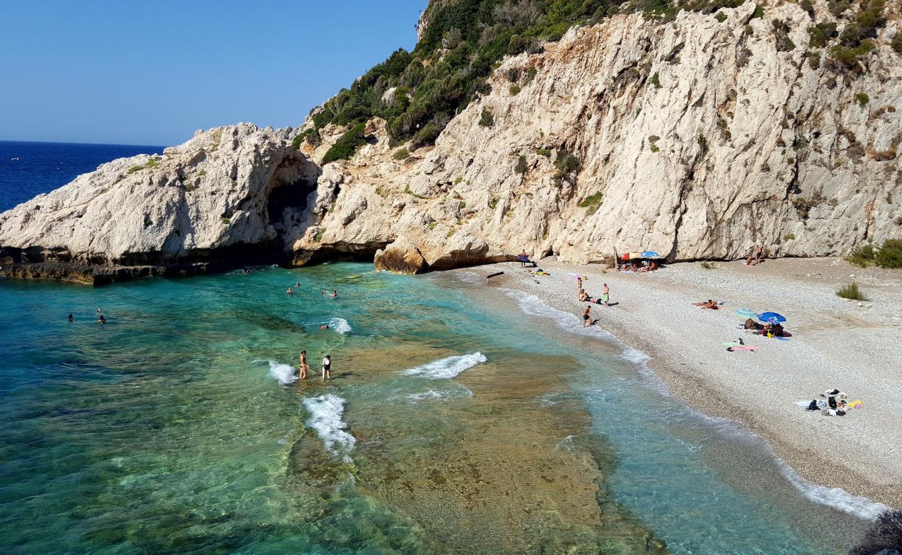 Mikro Seitani beach'in fotoğrafı hafif ince çakıl taş yüzey ile