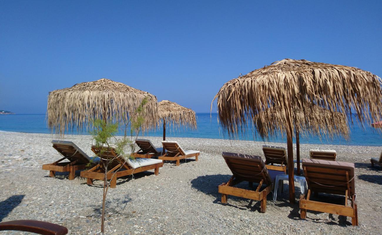 Coast of Vourlioton'in fotoğrafı hafif çakıl yüzey ile