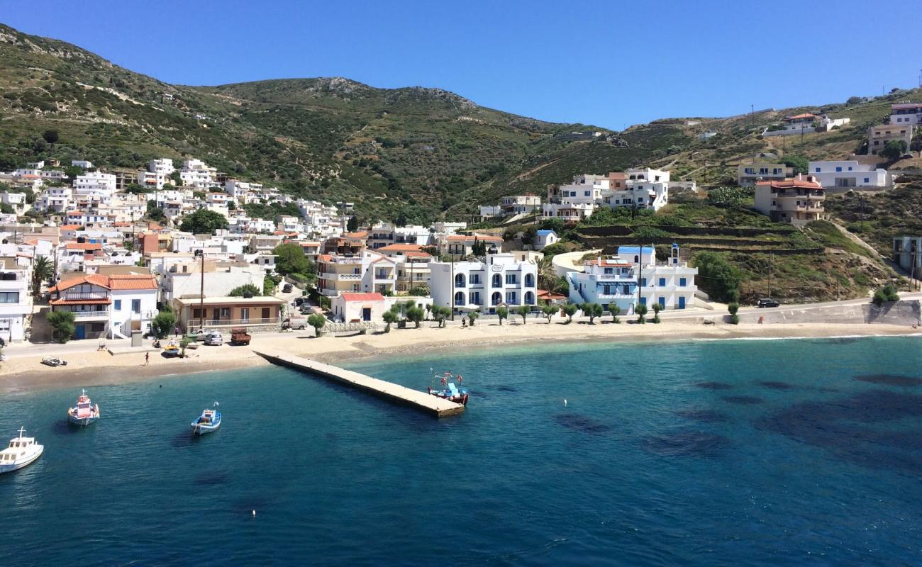 Fournoi beach'in fotoğrafı kahverengi kum yüzey ile