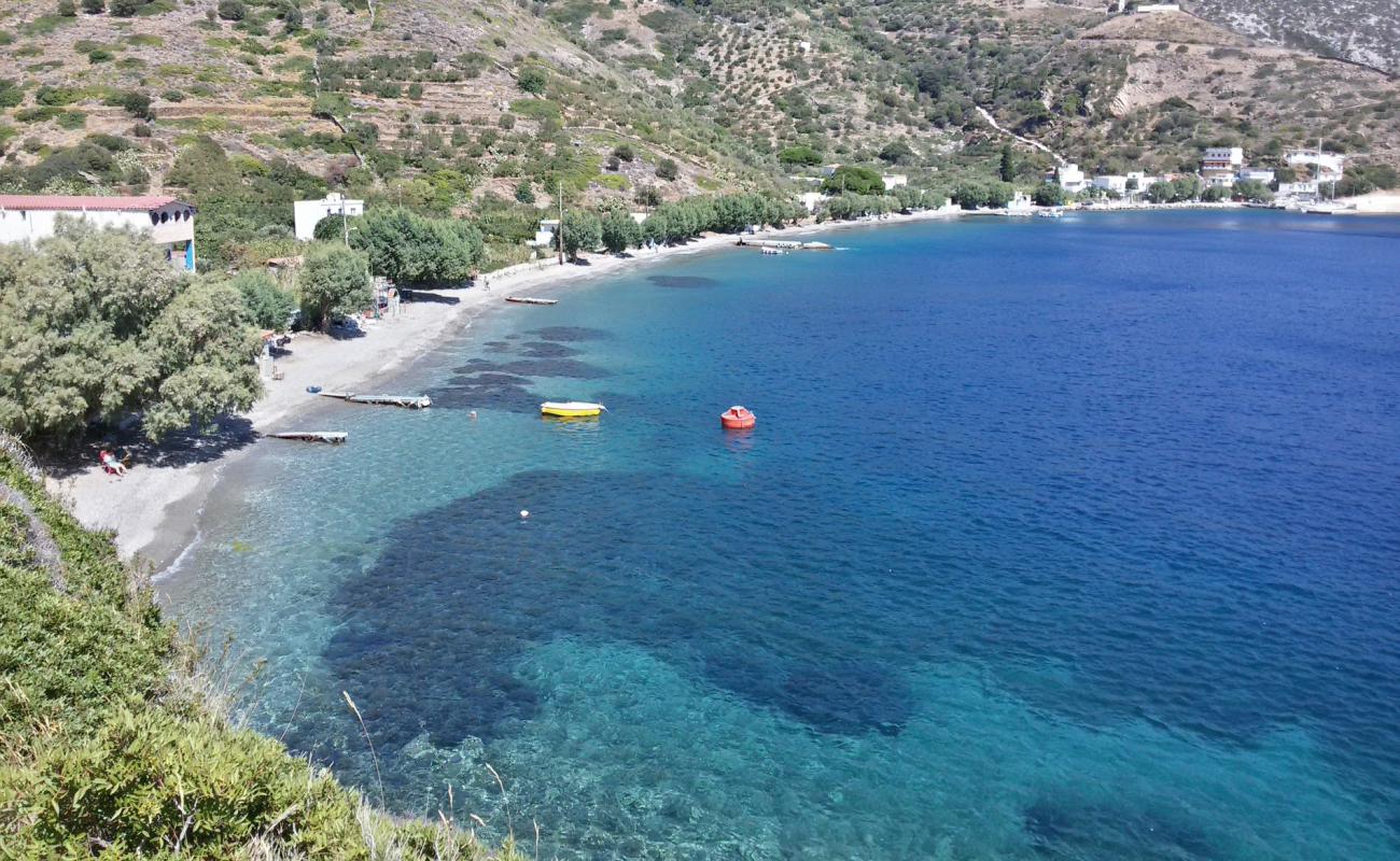 Kampi Chrisomilia'in fotoğrafı bej çakıl yüzey ile