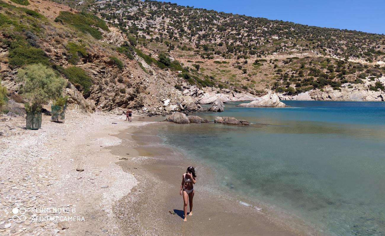 Vlychada beach'in fotoğrafı bej kum ve çakıl yüzey ile