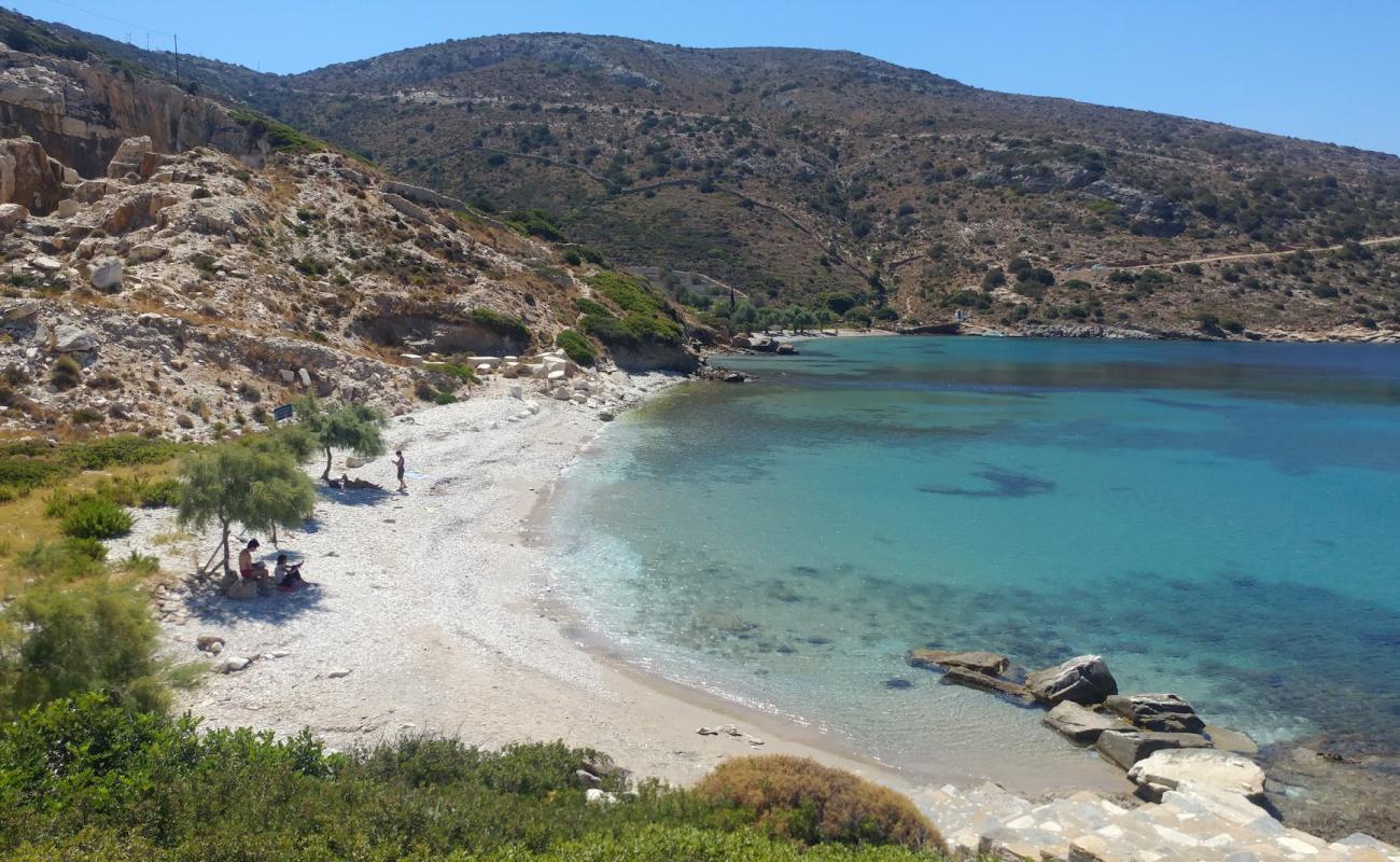 Petrokopio'in fotoğrafı beyaz çakıl taş yüzey ile