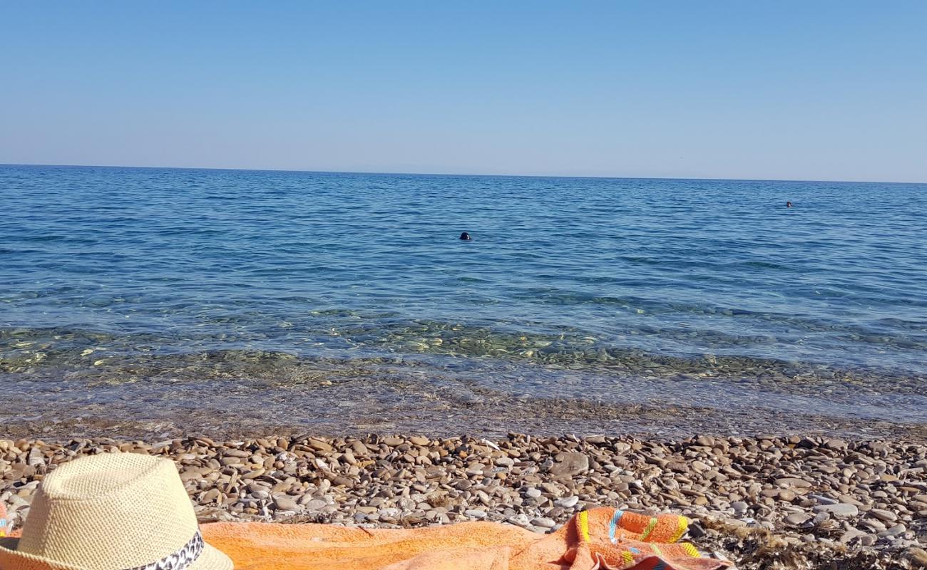 Lilika beach'in fotoğrafı bej çakıl yüzey ile