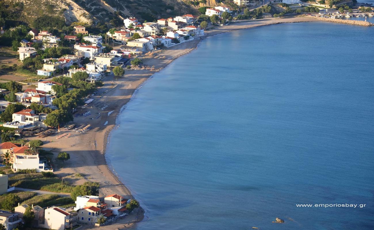Paralia Komi'in fotoğrafı siyah kum ve çakıllar yüzey ile