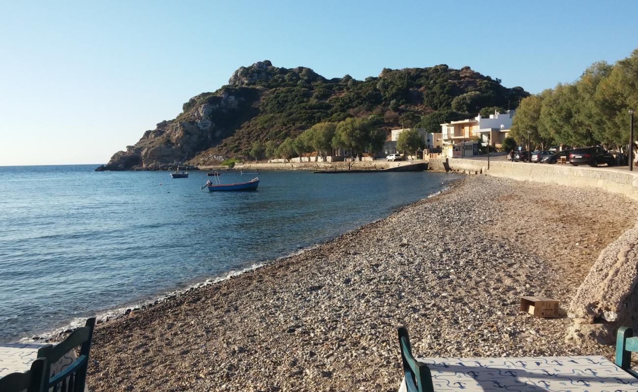Emporios beach'in fotoğrafı bej çakıl yüzey ile