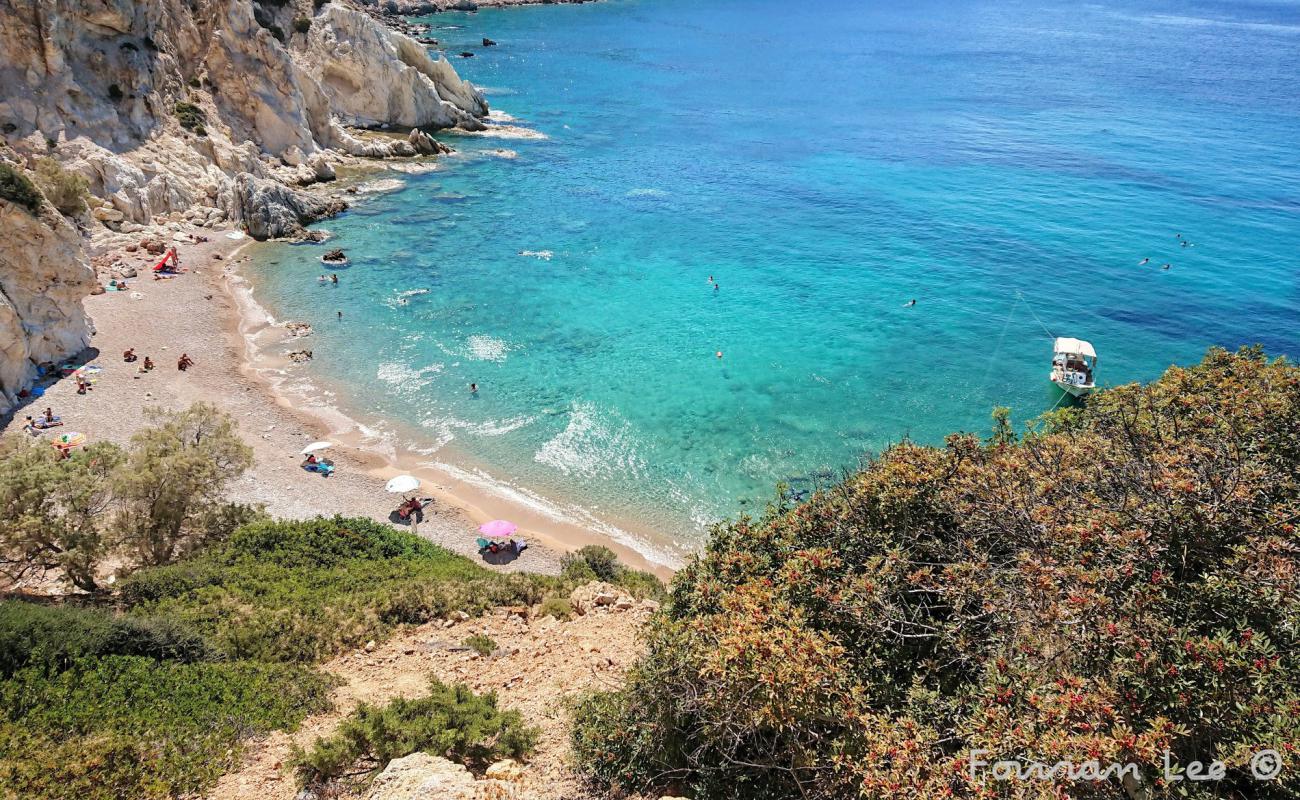 Paralia Vroulidia'in fotoğrafı küçük bej çakıl yüzey ile