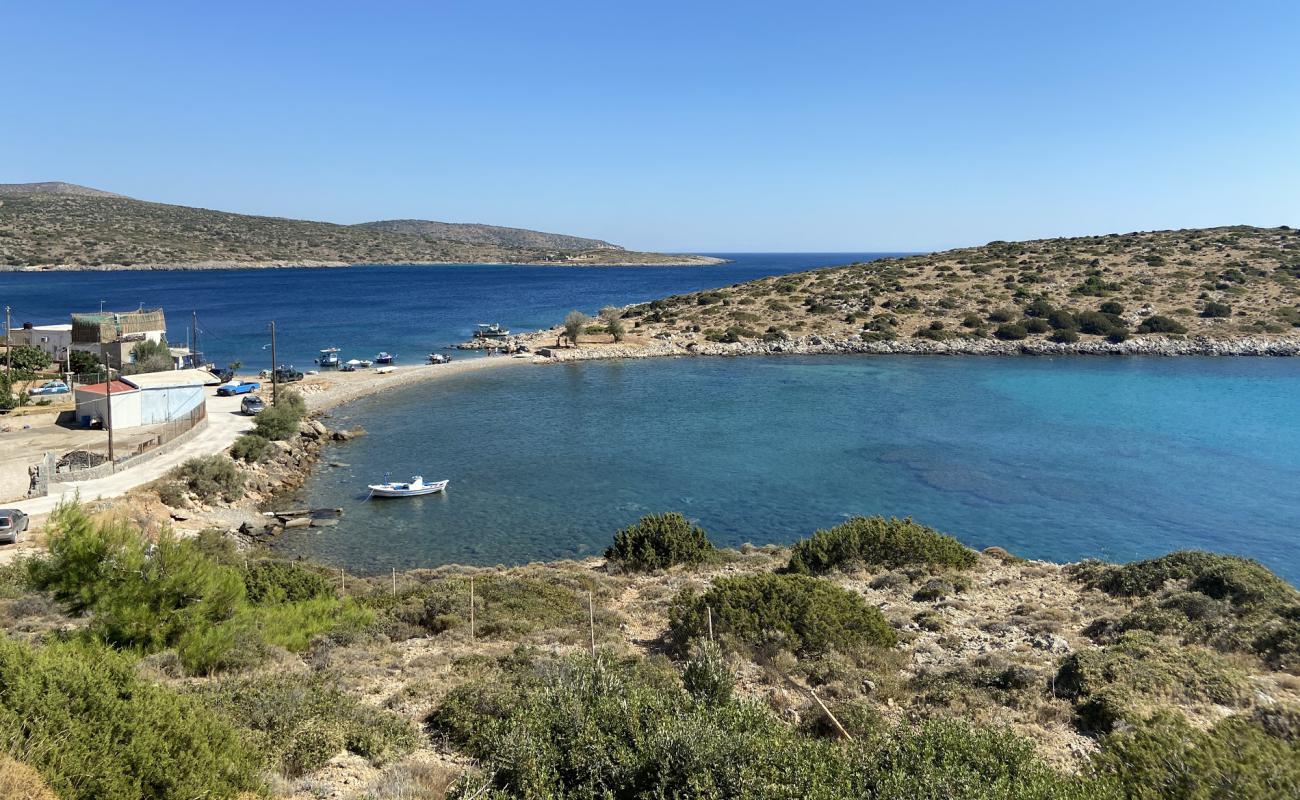 Trachilia beach'in fotoğrafı kahverengi çakıl yüzey ile