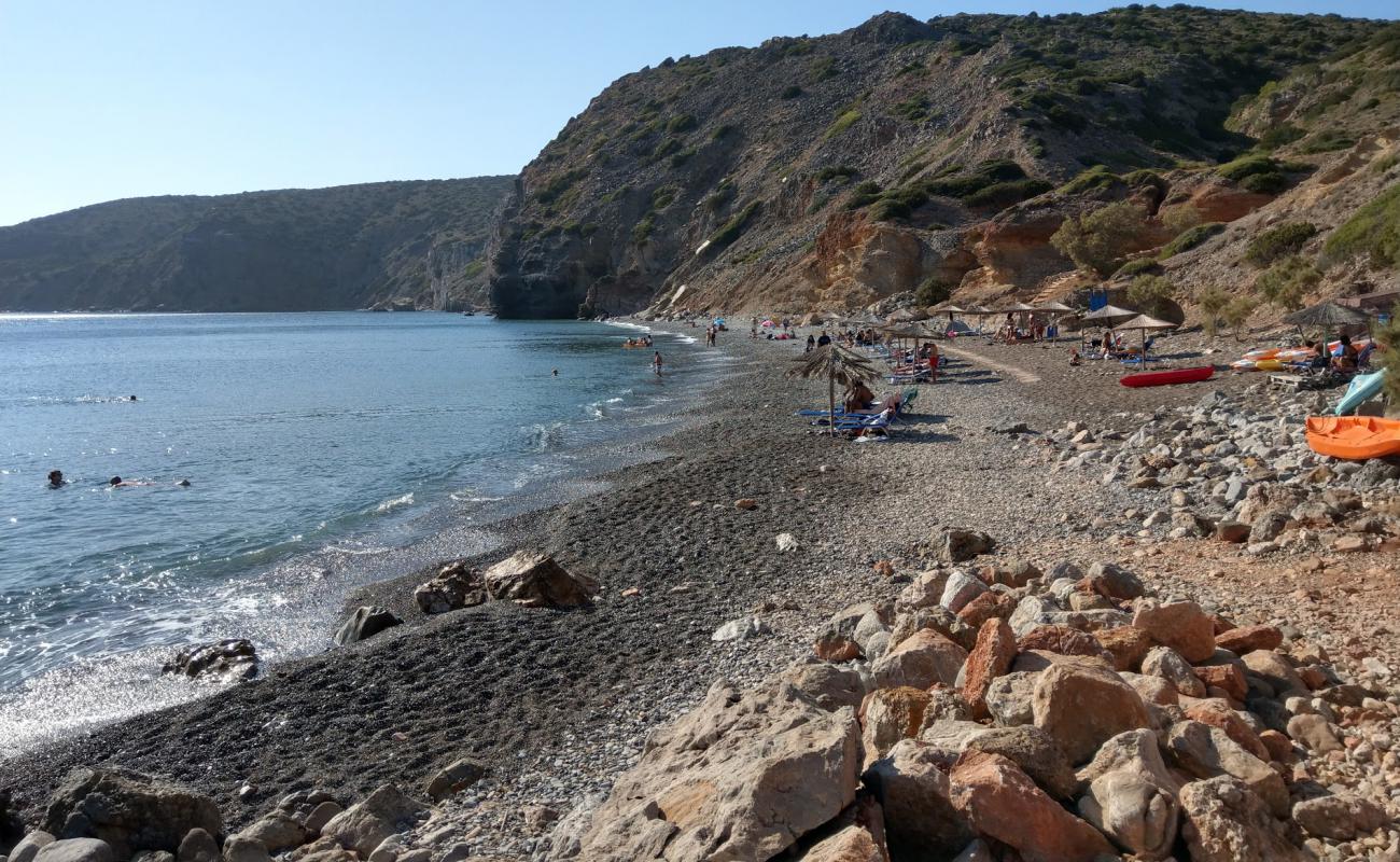 Paralia Apothika'in fotoğrafı kahverengi çakıl yüzey ile