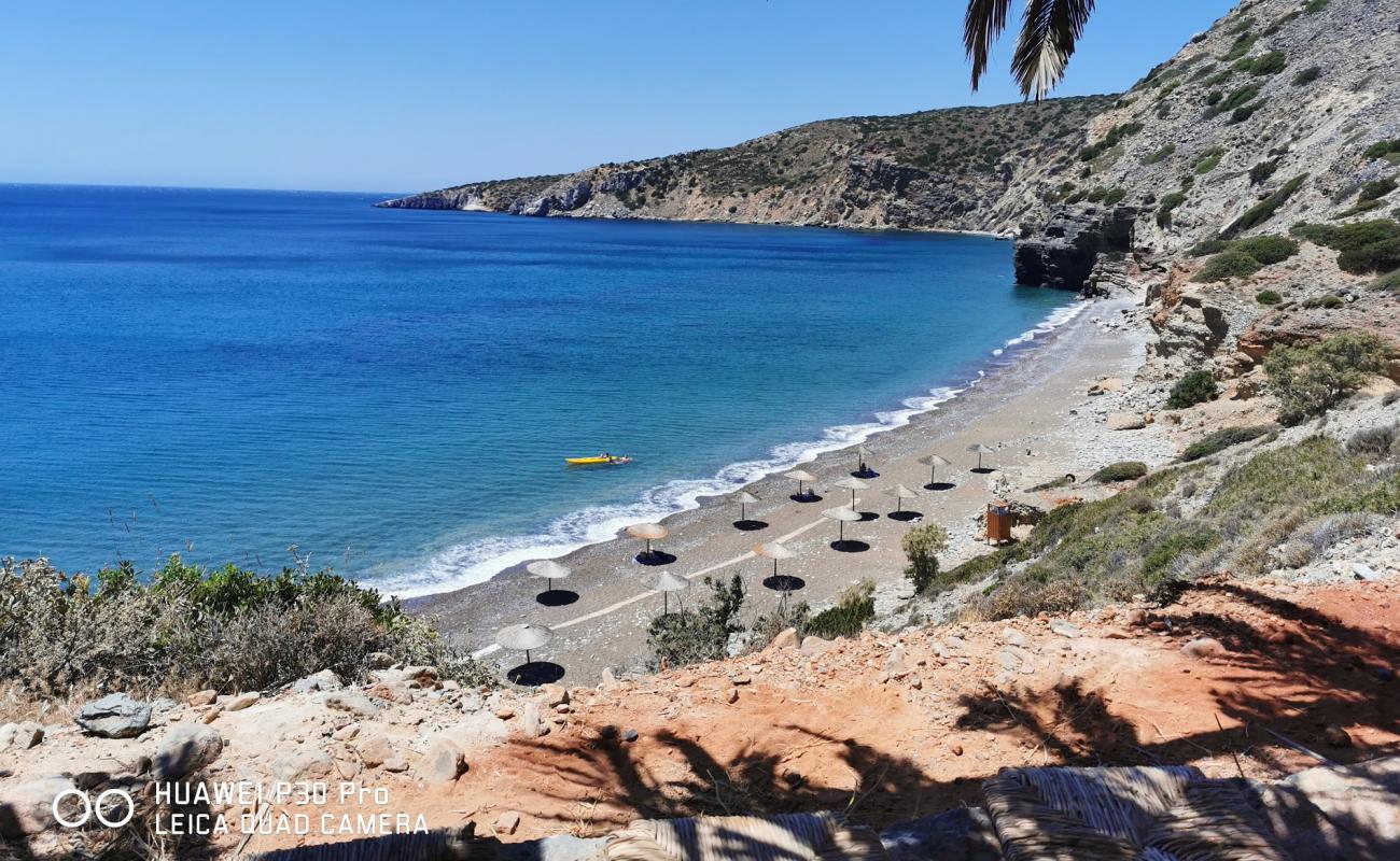 Apothyka beach'in fotoğrafı küçük kahverengi çakıllar yüzey ile