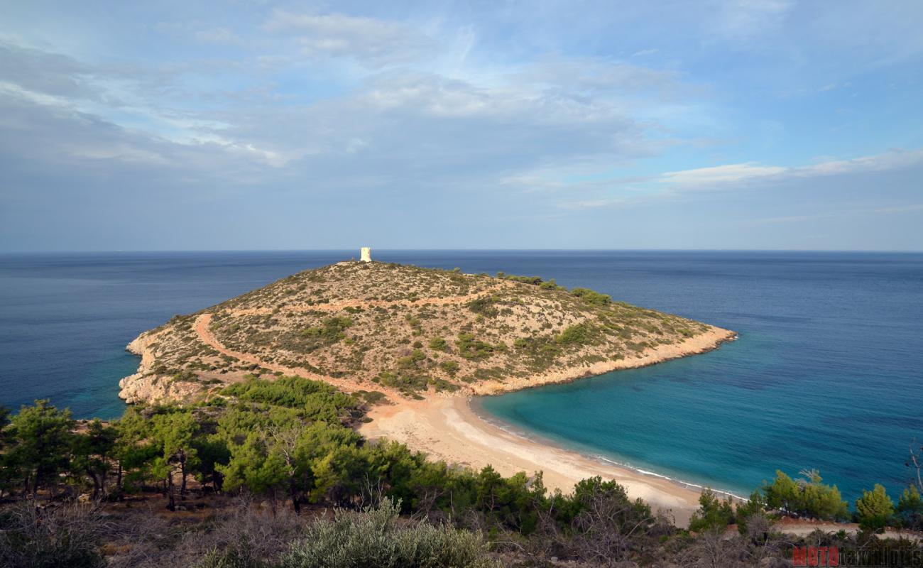 Trachili beach'in fotoğrafı küçük kahverengi çakıllar yüzey ile