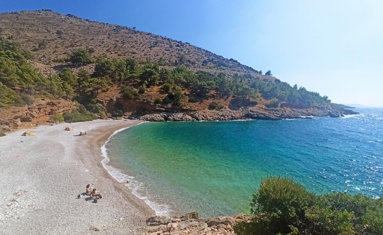 Paralia Giali'in fotoğrafı koyu i̇nce çakıl yüzey ile