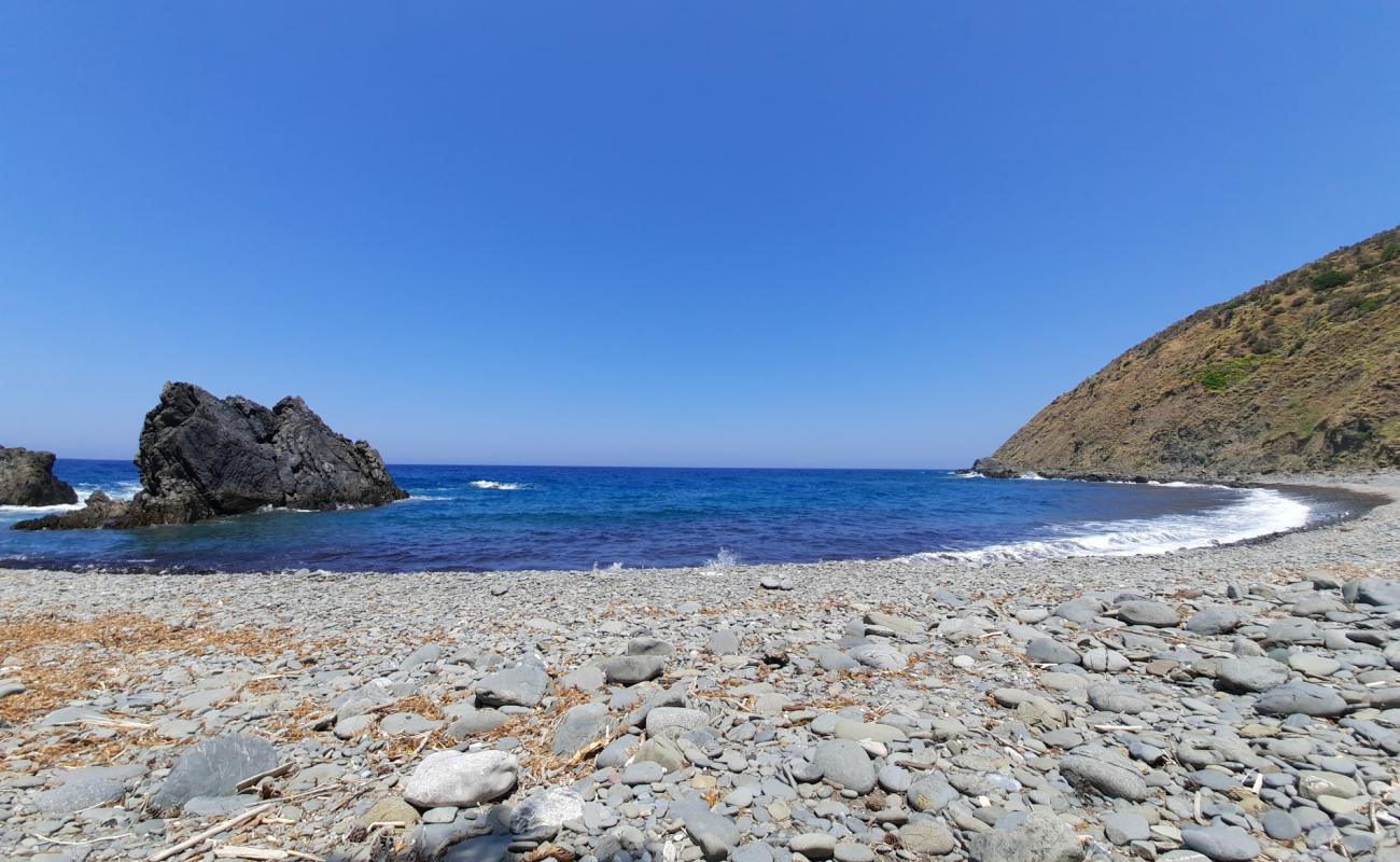 St. Georgios Beach'in fotoğrafı gri çakıl taşı yüzey ile