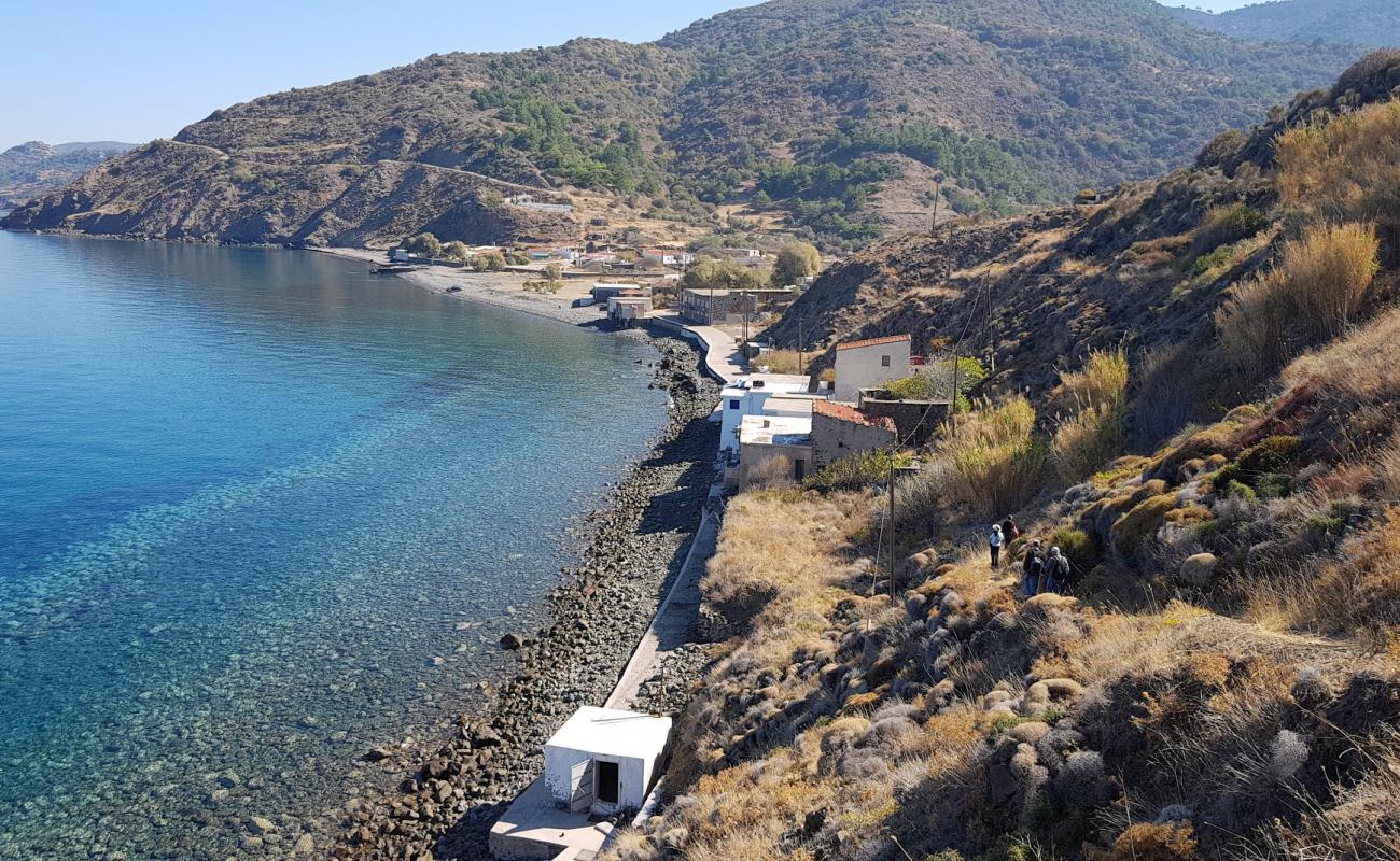 Paralia Agiasmata'in fotoğrafı gri çakıl taşı yüzey ile