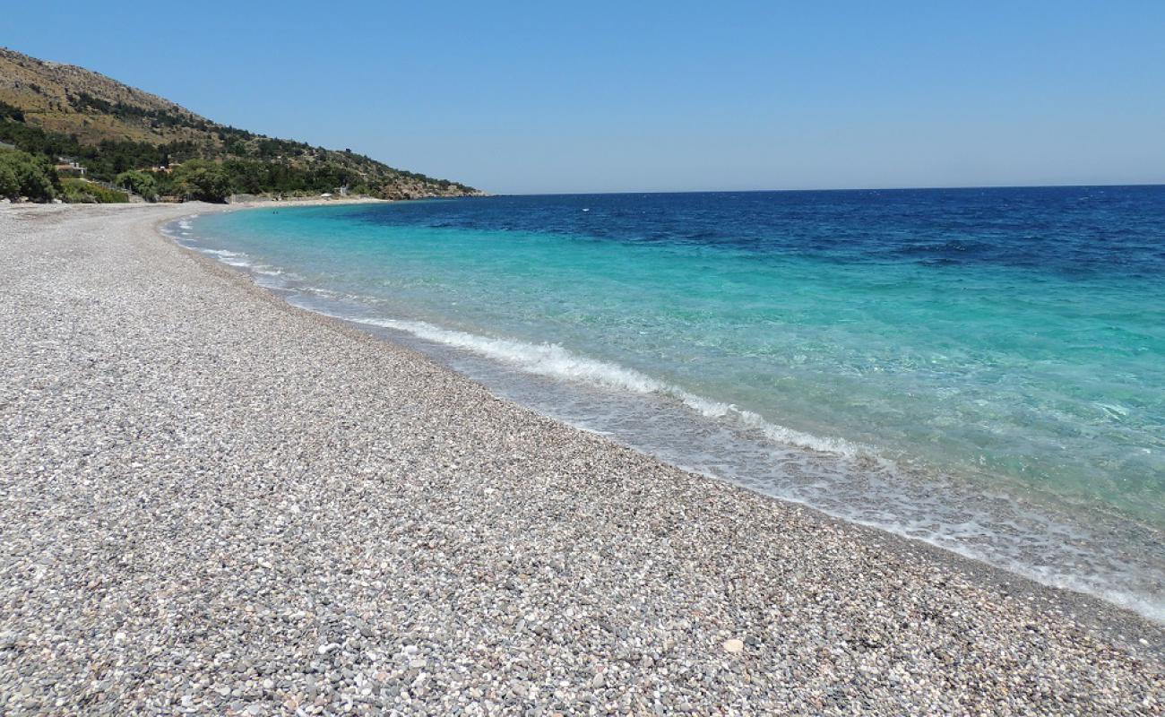 Giosonas beach'in fotoğrafı küçük bej çakıl yüzey ile