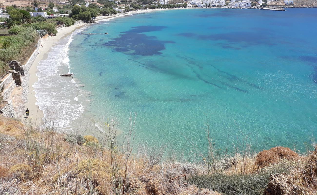 Paralia Egiali'in fotoğrafı açık bej kum yüzey ile