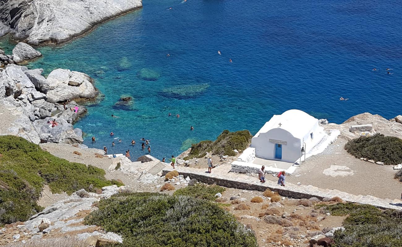 Agios Anna beach'in fotoğrafı gri çakıl taşı yüzey ile