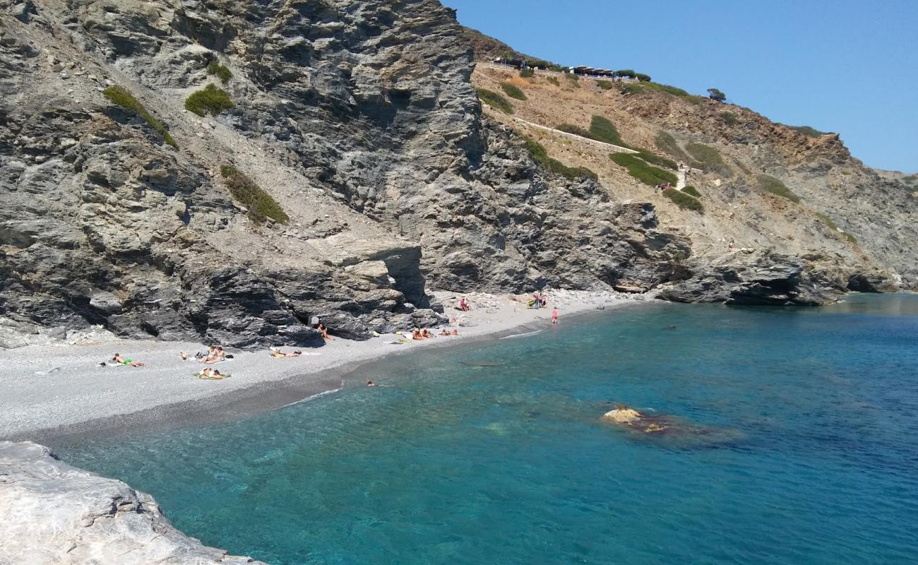 Paralia Mouros'in fotoğrafı gri çakıl taşı yüzey ile