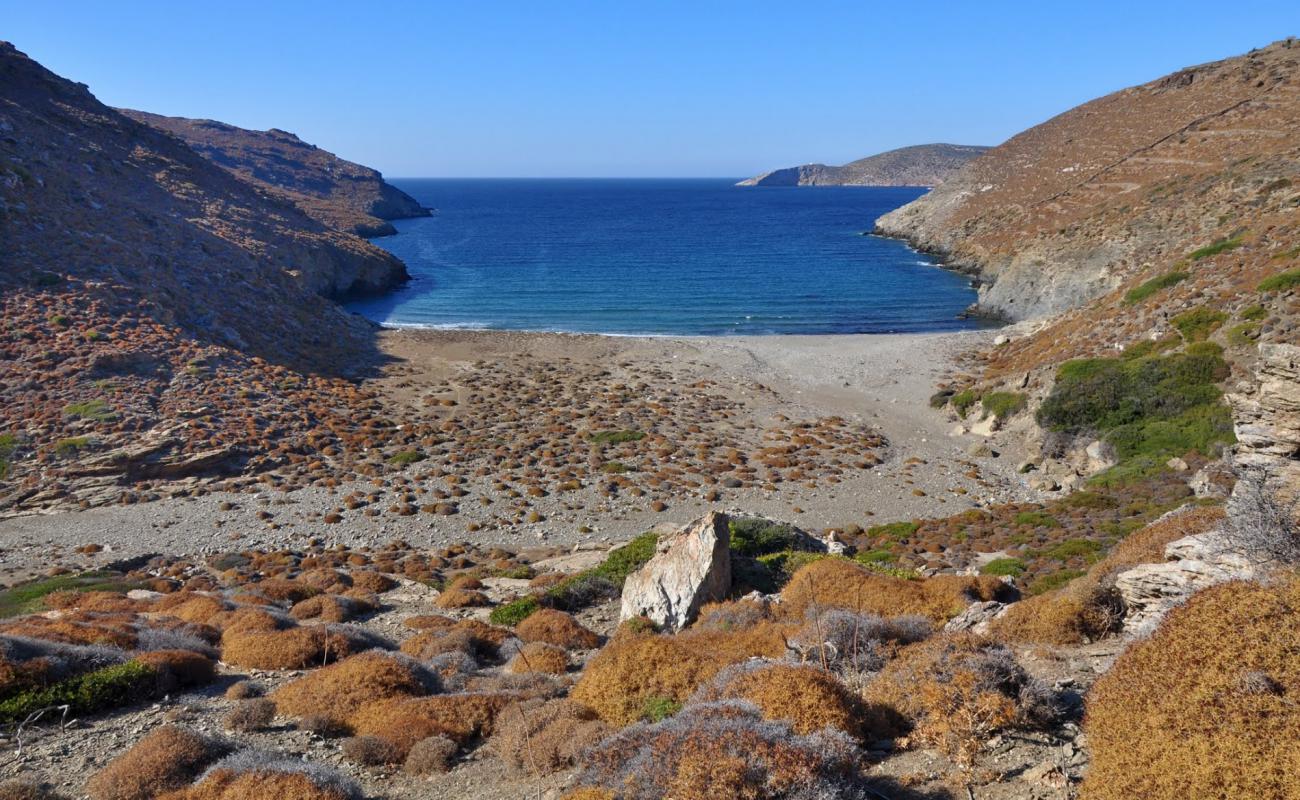 Paralia Agii Saranta'in fotoğrafı gri kum ve çakıllar yüzey ile