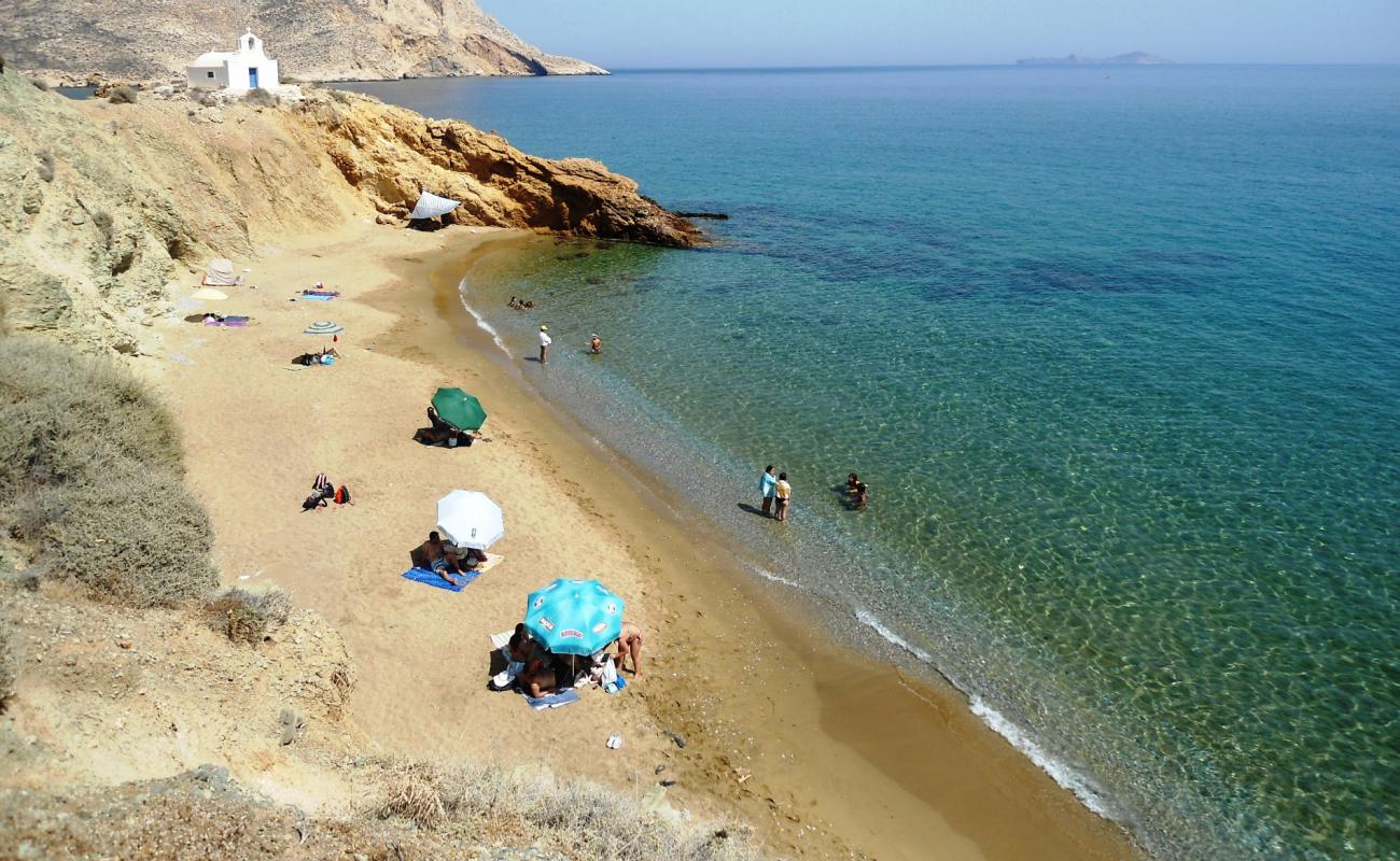 Agios Anargyroi'in fotoğrafı parlak kum yüzey ile