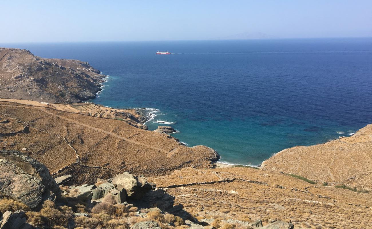 Yalia Beach'in fotoğrafı parlak kum ve kayalar yüzey ile