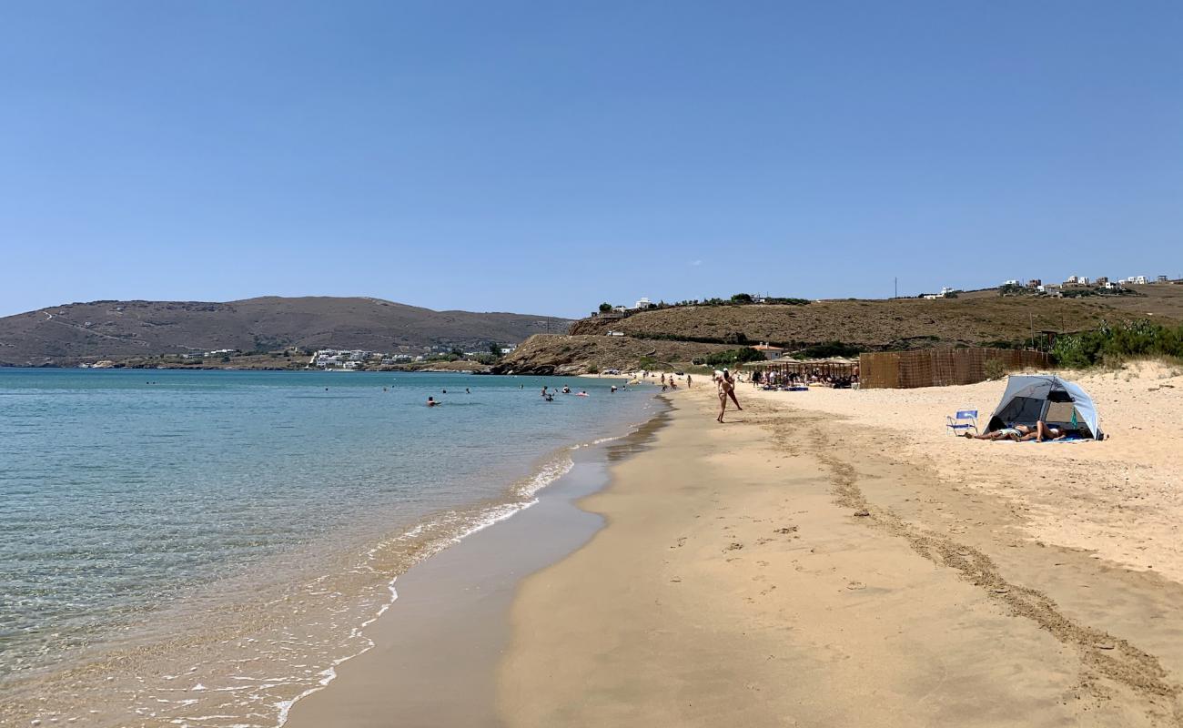 Agios Petros beach'in fotoğrafı açık bej kum yüzey ile