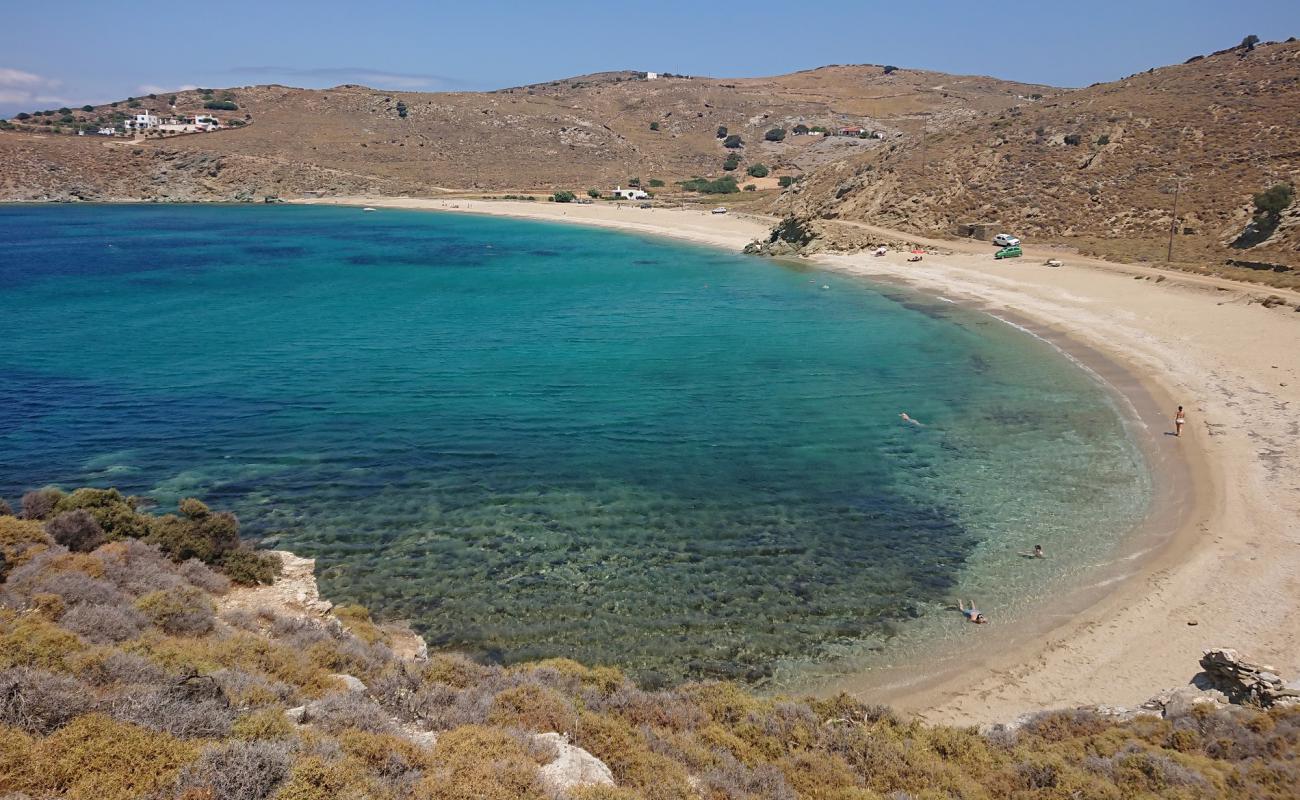 Vlychada beach'in fotoğrafı hafif ince çakıl taş yüzey ile