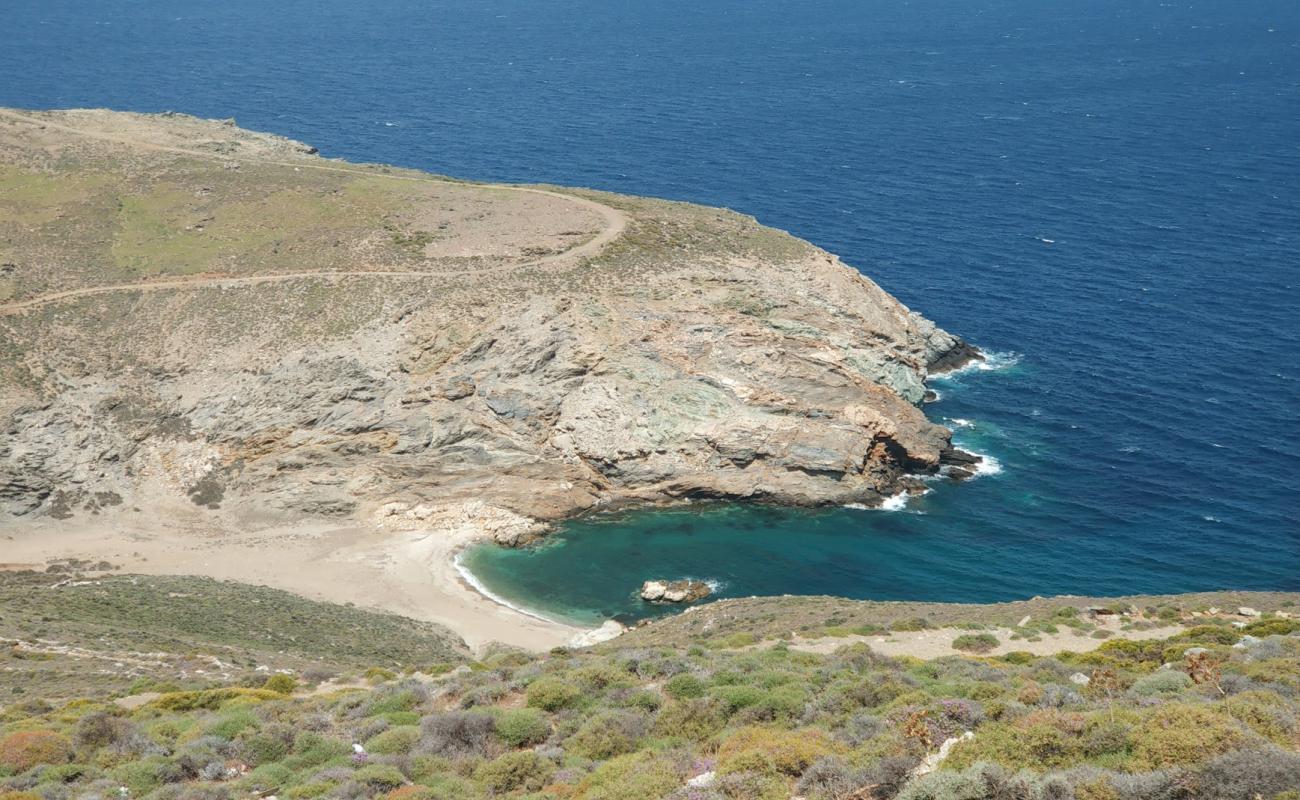 Kalamos beach'in fotoğrafı küçük bej çakıl yüzey ile
