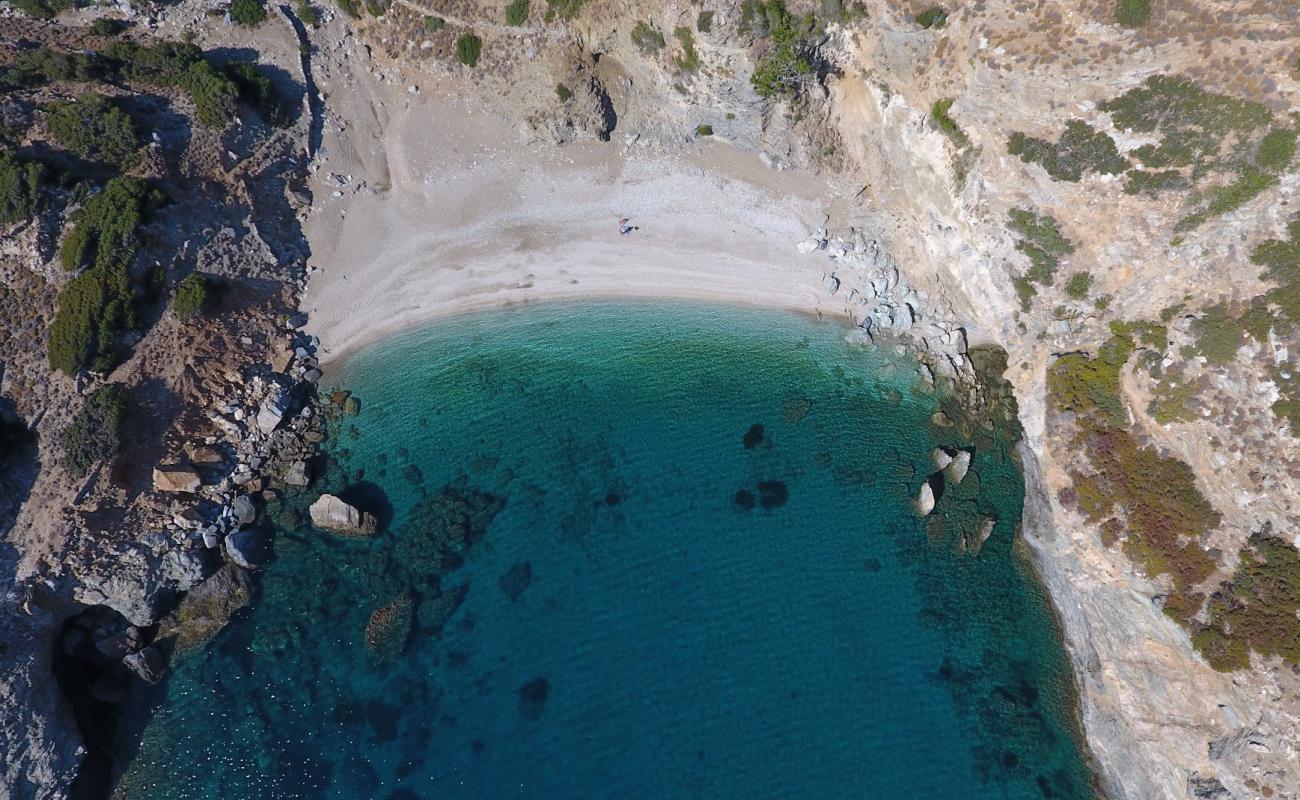 Mikrogiali beach'in fotoğrafı hafif ince çakıl taş yüzey ile