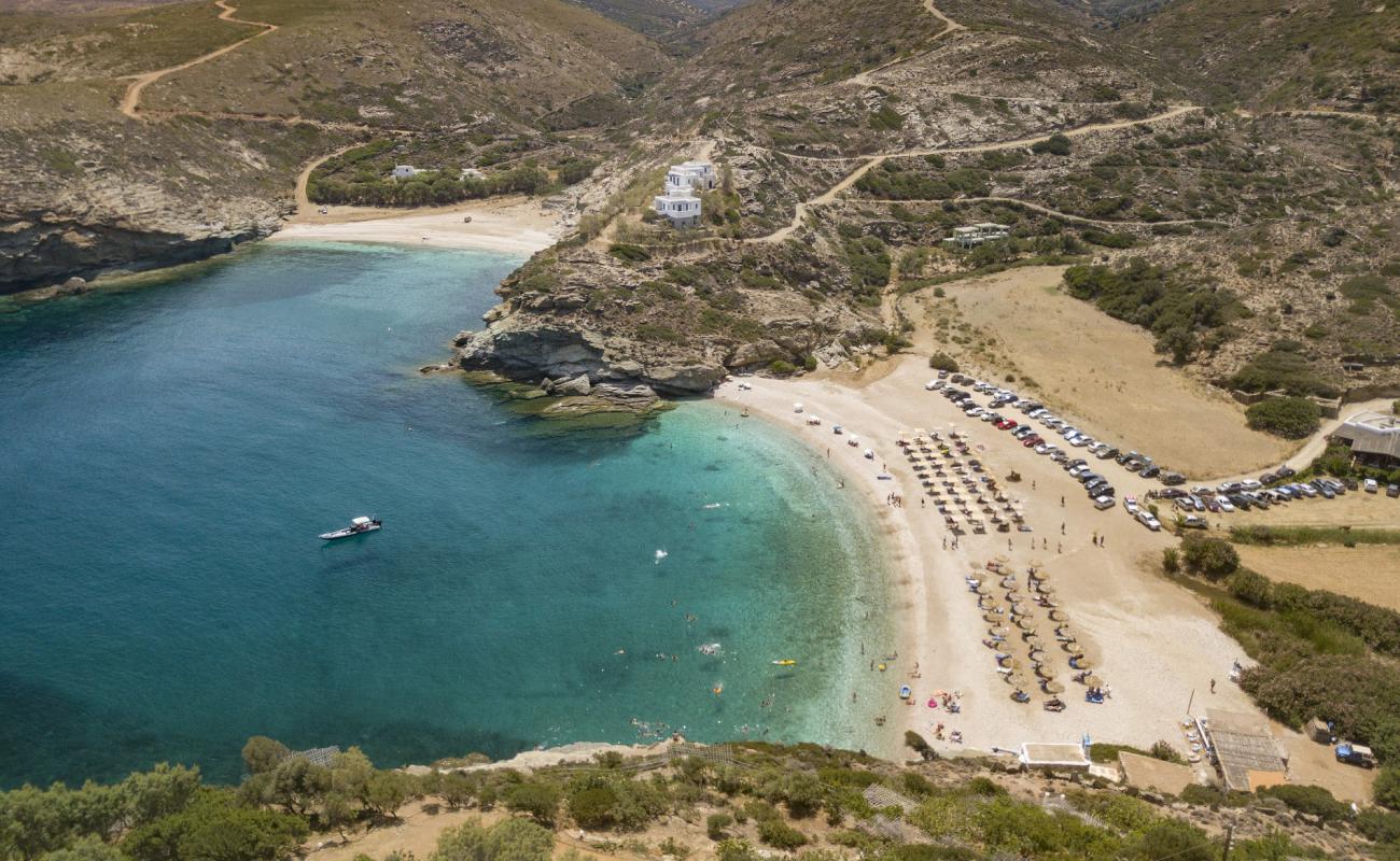 Paralia Vitali'in fotoğrafı küçük bej çakıl yüzey ile