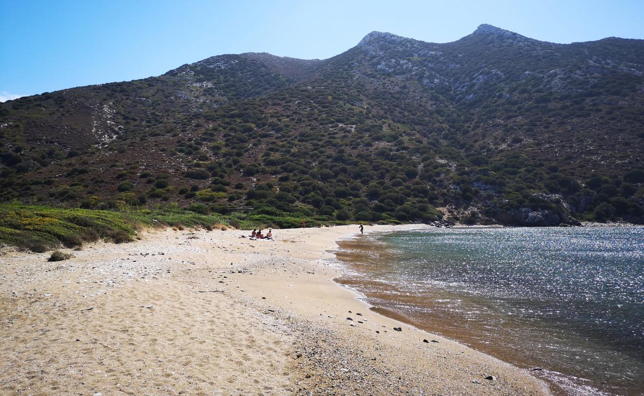 Paralia Monastiria'in fotoğrafı siyah kum ve çakıllar yüzey ile
