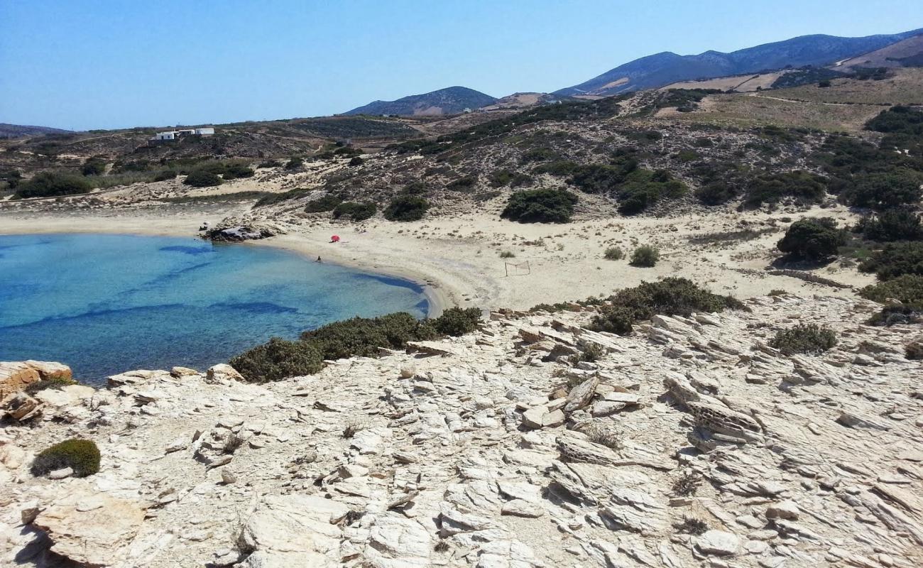 Livadia beach'in fotoğrafı kahverengi kum yüzey ile