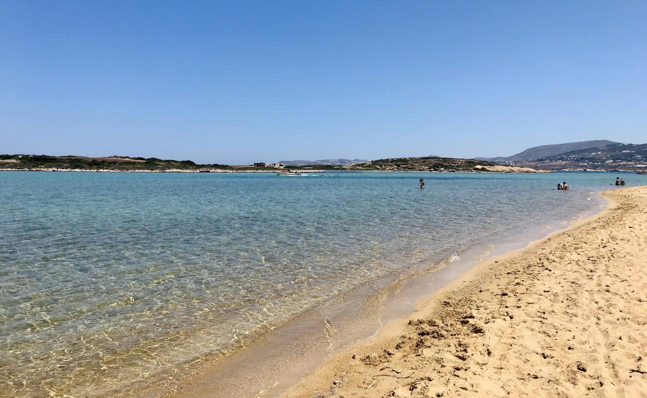 Antiparos beach'in fotoğrafı kahverengi kum yüzey ile