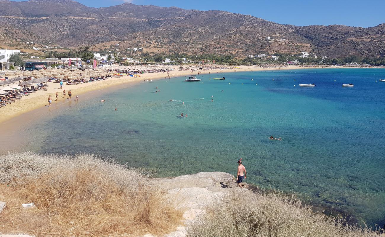 Mylopotas Plajı'in fotoğrafı kahverengi kum yüzey ile