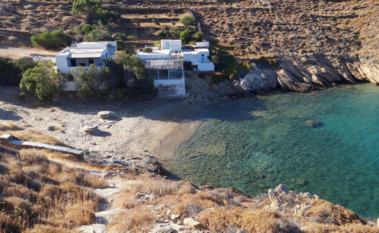 Valmas beach'in fotoğrafı kahverengi kum yüzey ile