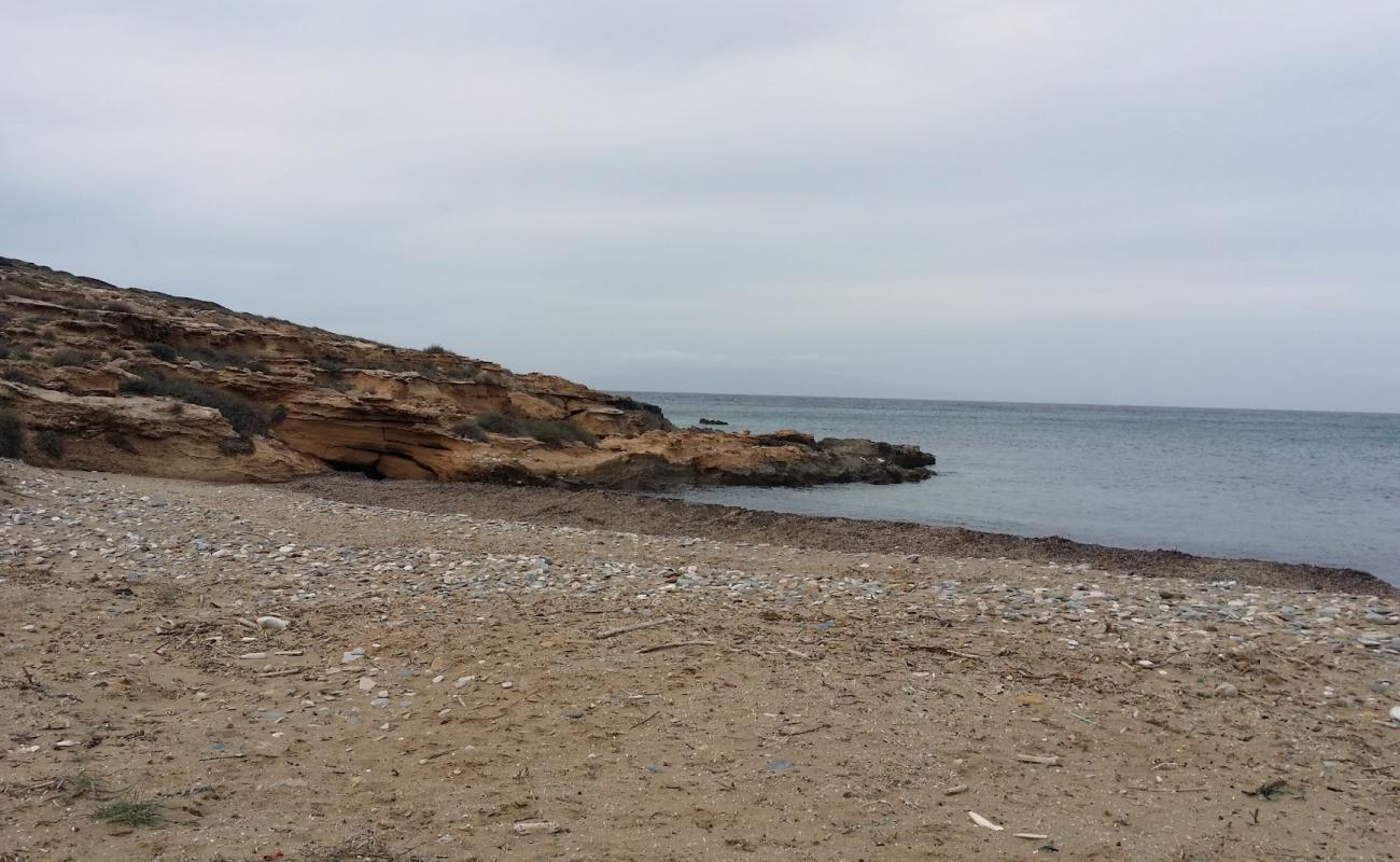 Paralia Plakotos'in fotoğrafı siyah kum ve çakıllar yüzey ile