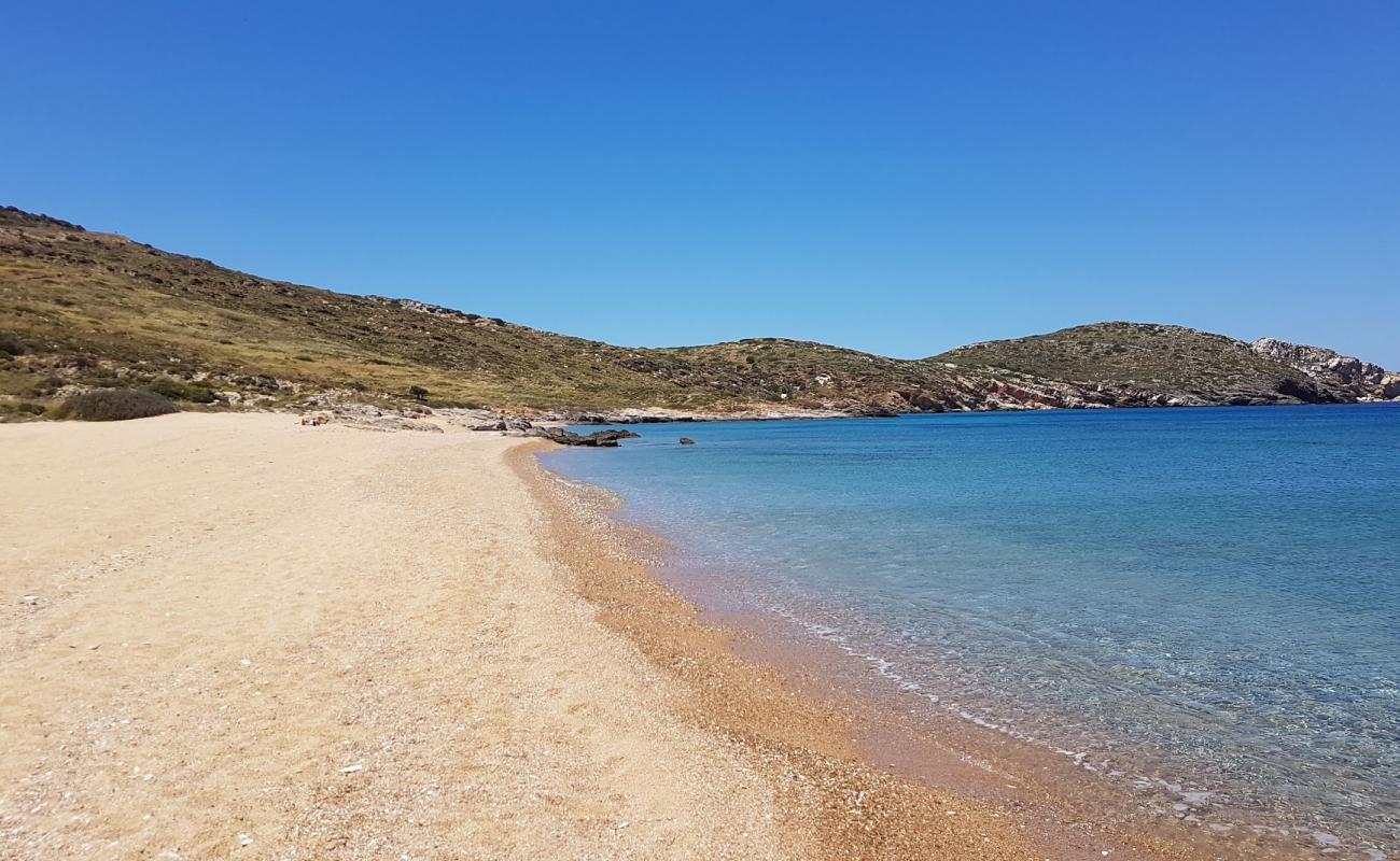 Paralia Psathi'in fotoğrafı siyah kum ve çakıllar yüzey ile